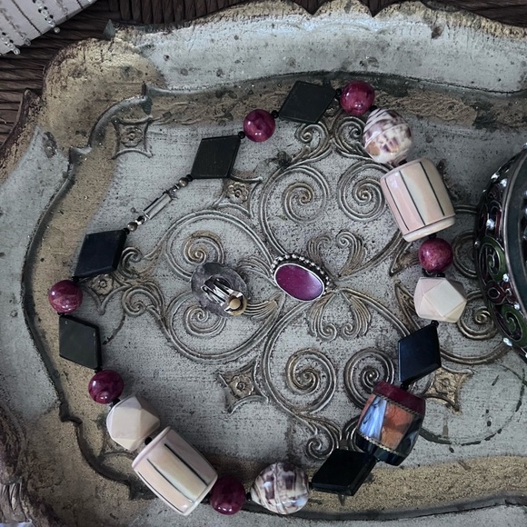 Multicolored symmetrical necklace with matching earrings. - Picture 4 of 11